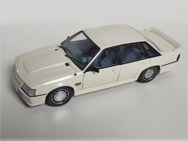 1:18 Biante Holden VK Commodore SS LE Group 3 - Alpine white
