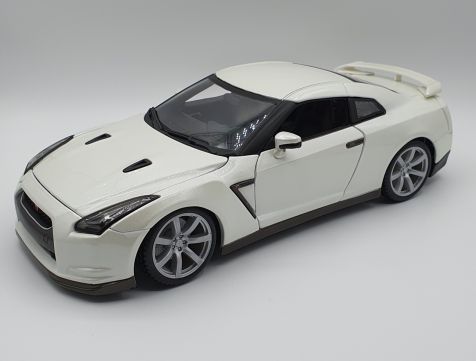 1:18 Burago 2009 Nissan GT-R (R35) in White