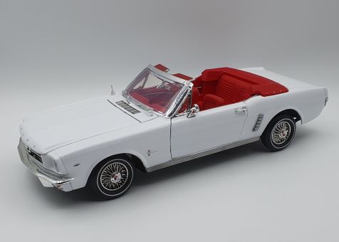 1:18 Motor Max Platinum Collection 1964 1/2 Ford Mustang Convertable in White