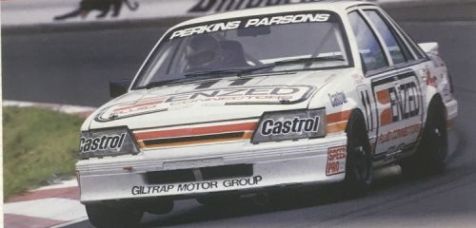 1:18 Classic Carlectables Holden VK Commodore 1986 Bathurst Perkins/Parson
